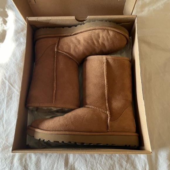NEW IN BOX UGG Women's Classic Short II Sheepskin Boots Chestnut Brown  Size 7 - Picture 1 of 6